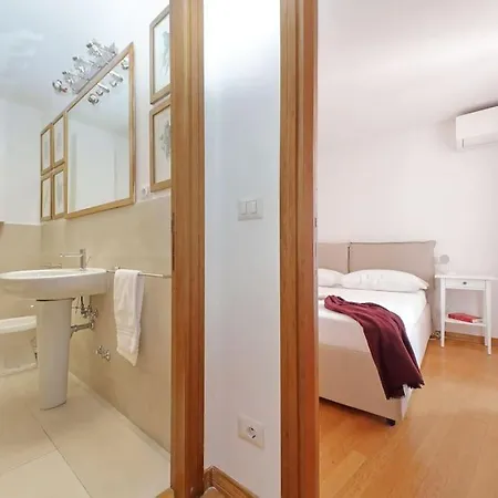 Apartament First Check Q,r-code --via Dell'orso Charme